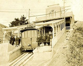 [1st-generation Maya Cable-car] (photo provided by the Rokko Maya Tourism Promotion Council)