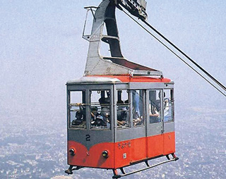 [2nd-generation gondola “Soyo-kaze”] (photo provided from “Photo-book on the History of Public Ropeways,” published in December 18th, 1985)