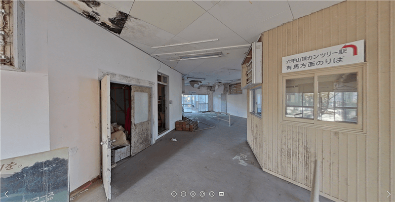 右 信号室　左 売店と出札事務室