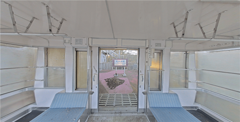 4号車六甲山頂駅行き側ゴンドラ内部出入口